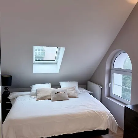 Modern Cocoon Under Roof Parking Close To Tram Apartment *