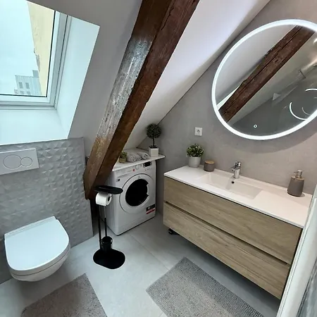 Modern Cocoon Under Roof Parking Close To Tram *