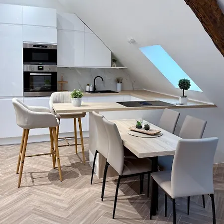 Modern Cocoon Under Roof Parking Close To Tram Apartment *