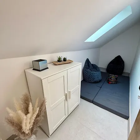 Modern Cocoon Under Roof Parking Close To Tram *