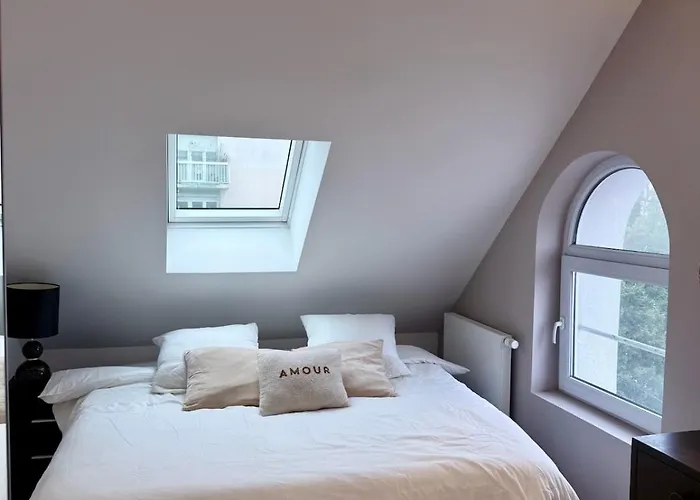 Modern Cocoon Under Roof Parking Close To Tram Apartment *