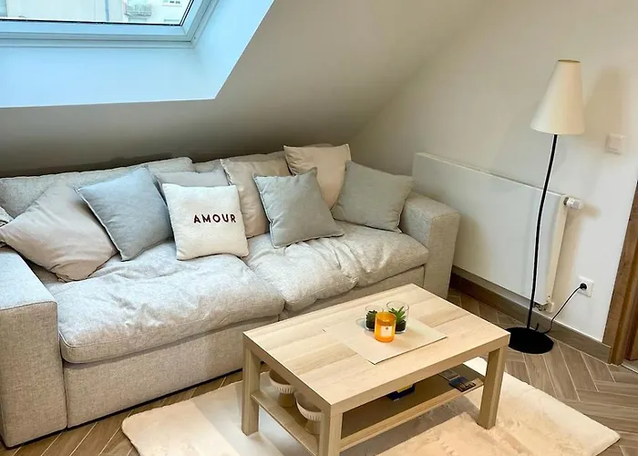 Modern Cocoon Under Roof Parking Close To Tram *