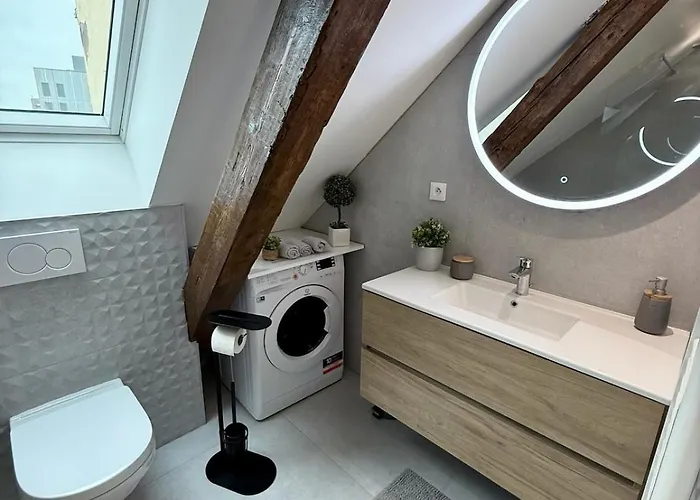 Modern Cocoon Under Roof Parking Close To Tram *