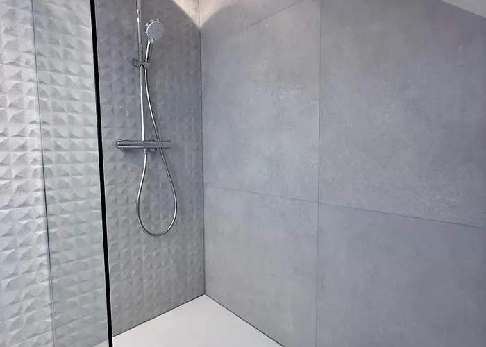 Modern Cocoon Under Roof Parking Close To Tram *