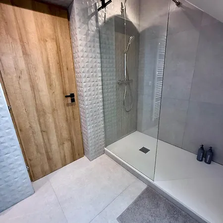 Modern Cocoon Under Roof Parking Close To Tram *