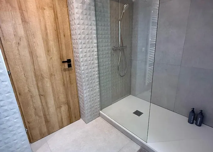 Modern Cocoon Under Roof Parking Close To Tram *